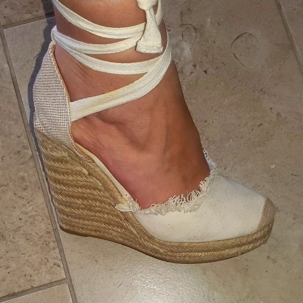 Beautiful espadrilles off-white lace up